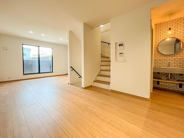 【LDK18帖】ナチュラルな自然光の中での調理。お洒落な食器類を余裕で収納できるスペース。動きやすい女性目線のキッチン動線。これからはお料理をつくる時間が劇的に変わります。