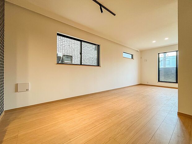 【LDK18帖】4人用のダイニングテーブルを置くことができる広さです。