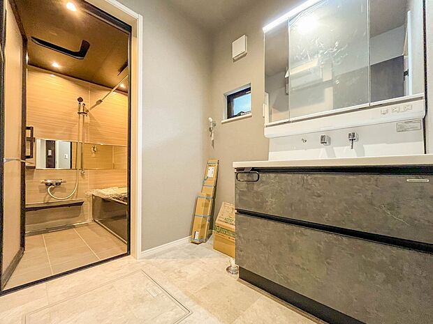 【脱衣所】洗面所は小さなプライベートスペース。歯磨き、洗顔と毎日施す個人空間。