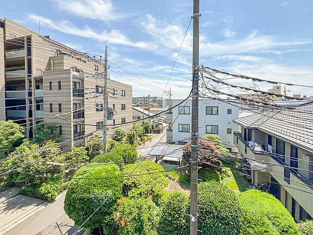 【眺望】朝の澄んだ空気や、夕方に吹く清々しい風を五感で感じられるバルコニー。