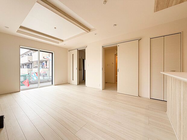 1号棟【LDK16.0帖】うららかな陽射しがどのお部屋にも降り注ぎますように、快適さを追求した間取設計。得難い立地環境での生活を恵みの豊かな永住の地へと変えてくれます。