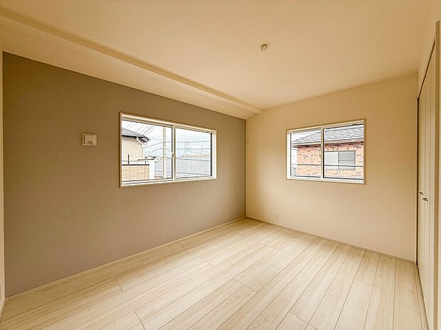 1号棟【3階 11.25帖 寝室】大きな窓からたっぷりと陽光が注がれる明るい空間。