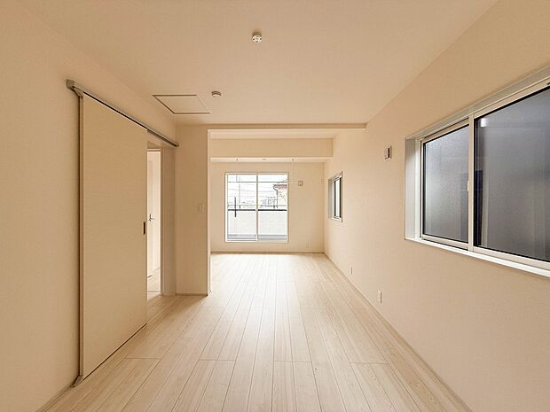 1号棟【1階 6.14帖 子供部屋】クロークを備えたフローリング仕様の洋室です。