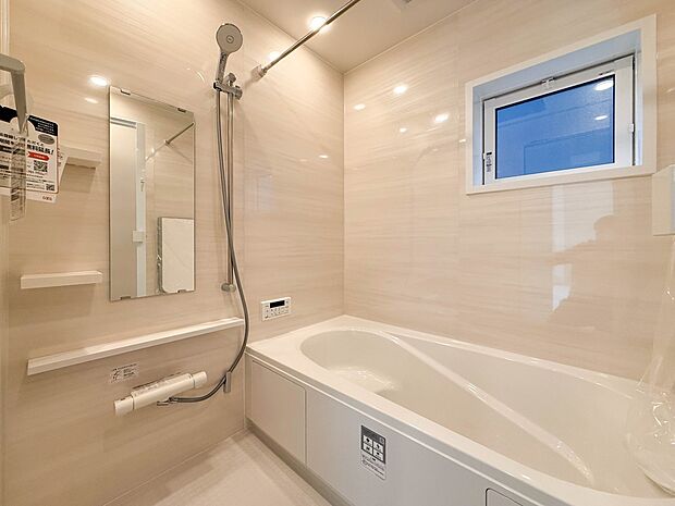 1号棟【浴室】きっとあなたのバスタイムも単なる習慣から特別な時間に変わるはず。一日の汚れとともに疲れを洗い流し、眠りに就く前の大事なリラックスタイムを演出