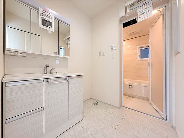 1号棟【洗面台】十分な大きさの洗面台は、身だしなみチェックや歯磨きなど、朝の慌ただしい時間でもホテルライクなスペースで余裕とゆとりを感じて頂けます。