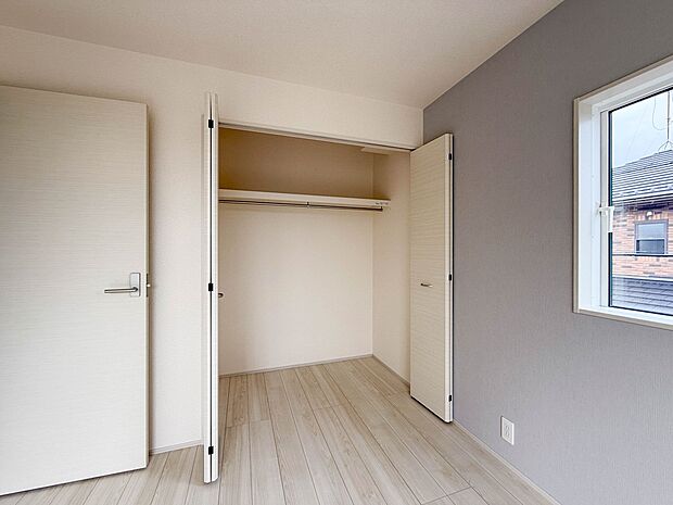 1号棟【収納】壁面クローゼットのメリットは、衣類が横一列に並ぶためひと目で洋服が選びやすいこと。衣類をたくさんお持ちの方も、限られたスペース内に無理なく収納することができます。