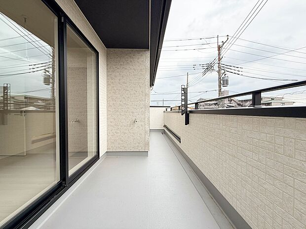 1号棟【バルコニー】朝の澄んだ空気や、夕方に吹く清々しい風を五感で感じられるバルコニー。屋外にあって、住まいの中でも本当の自然を感じられるスペースです。