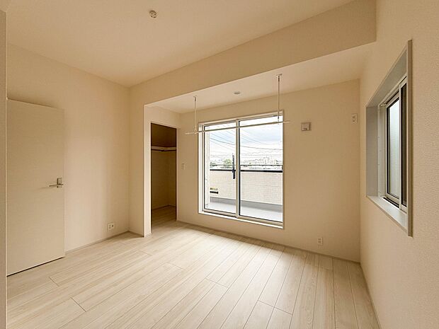 1号棟【1階 6 帖 洋室】シンプルにデザインされた室内。