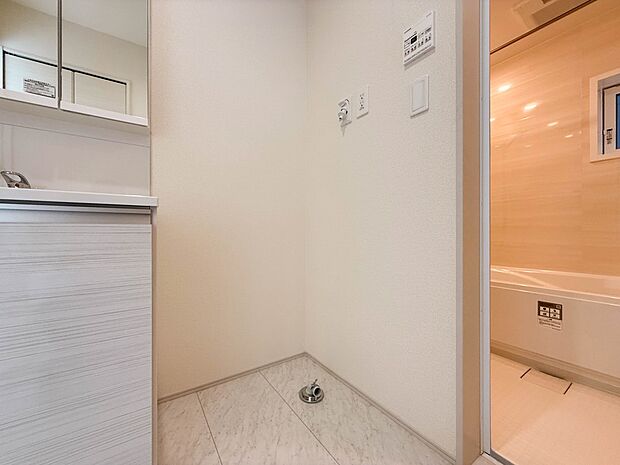 1号棟【ランドリースペース】毎日使う洗濯機。しっかりと奥行きのある置き場が確保されています。