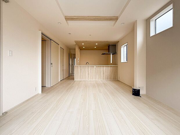 1号棟【LDK17.0帖】室内には豊かな陽光が注ぎ込み、爽やかな住空間を演出。