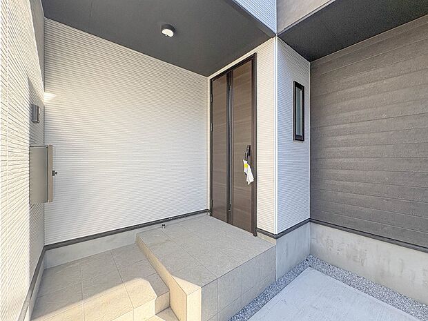 【玄関】玄関はおうちの顔と言われます。玄関アプローチは、外観デザインの印象を左右します。ご家族の個性を出しながら、素敵な玄関でお客様をお迎えしてください。