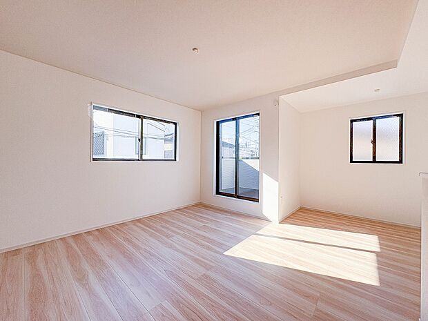 【LDK16.2帖+南向きバルコニー】お子様と会話をしながら家事ができるカウンターキッチン。いま手があいているか、忙しそうなのか相手の様子を伺いながらコミュニケーションをとる訓練にもなります…