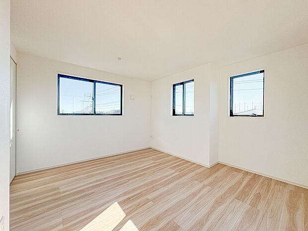 【寝室9.2帖】シンプルな内装はおしゃれのポイントです。シンプルは華美より飽きがこないからです。色や模様でおしゃれ感をだす。それがシンプルイズビューティーです。