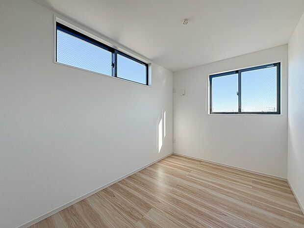 【子供部屋】お子様のお部屋にぴったりなクロークを備えたフローリング仕様の洋室です。