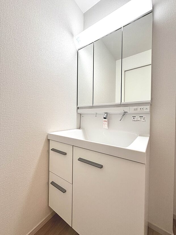 【三面鏡洗面化粧台】 ミラーを手前に引けば、楽な姿勢で髭剃りやメイクができます。合わせ鏡にすればヘアスタイルのチェックもラクラク。洗面化粧台のミラー裏にはたっぷり入る収納スペースを設けてい…