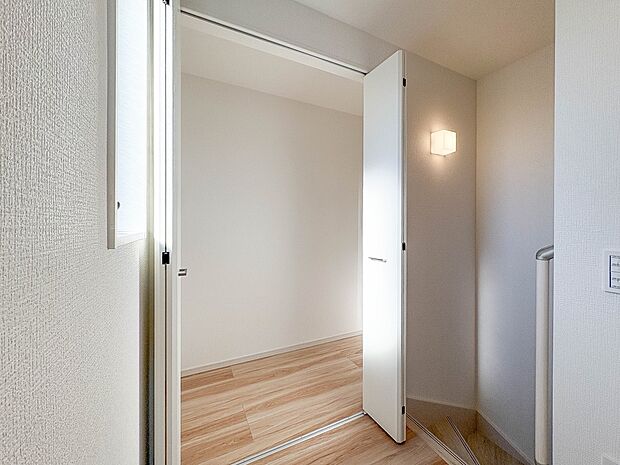 【廊下収納】各部屋を最大限に広く使って頂ける様、全居住スペースに収納付。プライベートルームはゆったりと快適に。