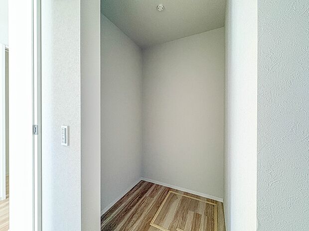 【WIC(ウォークインクローゼット)】 たくさんの洋服をかけてもシワになりにくいウォークインクローゼット。洋服以外にも、普段使わない家電やスーツケース、ストック品など何でも片付く嬉しい空間…