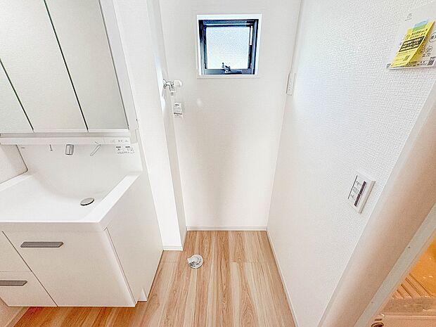 【ランドリースペース】毎日使う洗濯機。しっかりと奥行きのある置き場が確保されています。