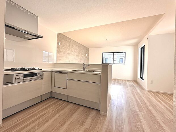 【LDK16.2帖+南バルコニー】リビングで遊ぶ子供の様子を見ながら料理ができるので安心です。