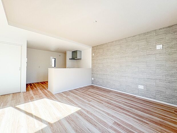 【LDK16.2帖+南向きバルコニー】ここにはみんなが集い、食事と楽しい会話が始まる。話に夢中になりすぎて、ついつい時を忘れ夜半過ぎになってしまう。そんな束の間の幸せを感じさせてくれる場所で…