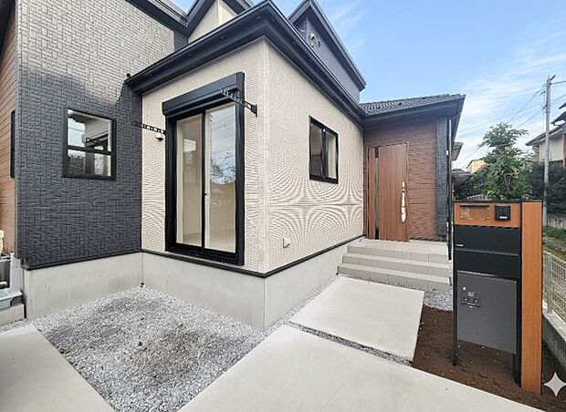 1号棟【玄関】玄関へ向かうまでのアプローチに漂う上質が期待感をもたせます。玄関は建物の顔。落着きを醸し出した自己主張が心に訴えてきます。