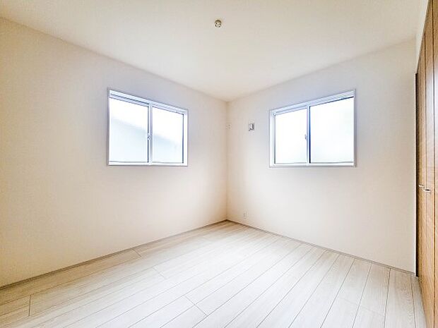 1号棟【洋室-5.25帖】 快適に過ごす条件は、一人ひとり違います。だからこそ飾り過ぎないシンプルな内装と偏り過ぎないデザインで統一しました。暮らしの中でオーナー様だけの【マイホーム】に創…