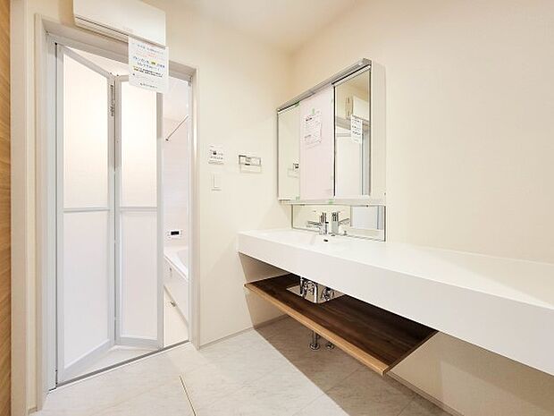 1号棟【洗面台】 十分な大きさの洗面台は、身だしなみチェックや歯磨きなど、朝の慌ただしい時間でもホテルライクなスペースで余裕とゆとりを感じて頂けます。