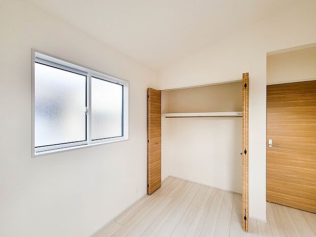 1号棟【収納】各所に配置された収納スペースは、洋服や小物はもちろんのこと、掃除機や日用予備品・お子様のおもちゃなど様々な物を収納して頂ける便利なスペースです。