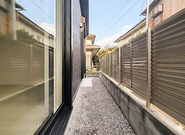 1号棟【バルコニー】 バルコニーから差し込む陽光・通風は、住環境・快適性と共に有り続ける貴重な「財産」です。