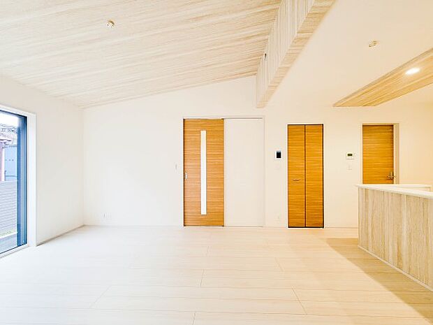 1号棟【ダイニングキッチン】会話でホッとコミュニケーションできるリビング。料理でホッとハピネスになるキッチンなど。人をホッとさせる最新設備・仕様を採用しています。