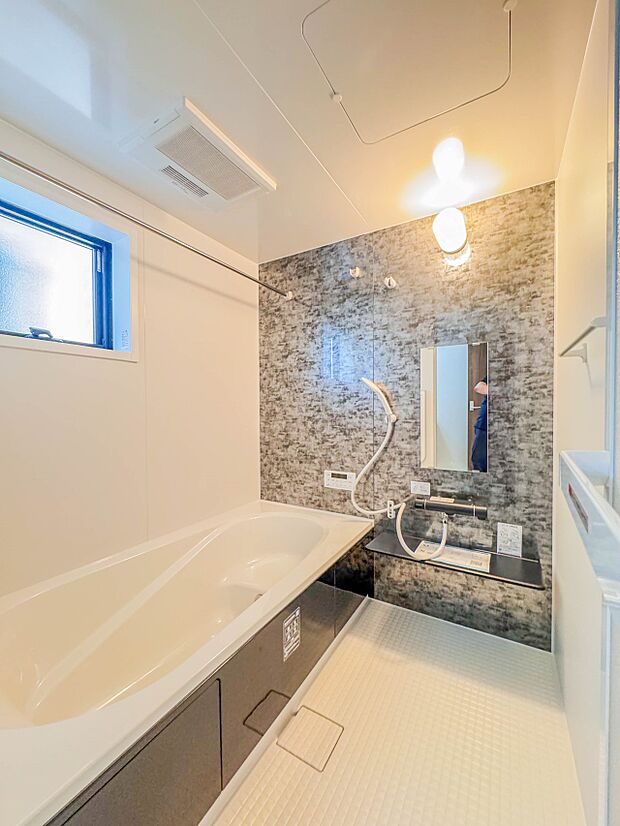 【浴室】 きっとあなたのバスタイムも単なる習慣から特別な時間に変わるはず。一日の汚れとともに疲れを洗い流し、眠りに就く前の大事なリラックスタイムを演出