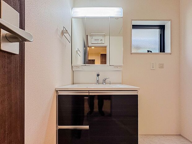 【三面鏡洗面化粧台】  ミラーを手前に引けば、楽な姿勢で髭剃りやメイクができます。合わせ鏡にすればヘアスタイルのチェックもラクラク。洗面化粧台のミラー裏にはたっぷり入る収納スペースを設けてい…