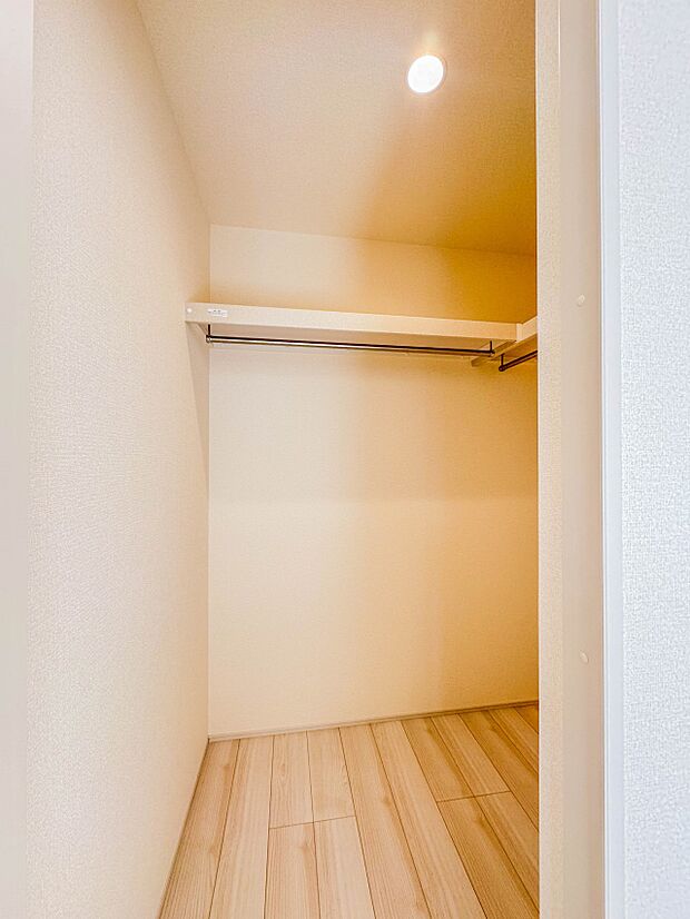 【WIC（ウォークインクローゼット）】  たくさんの洋服をかけてもシワになりにくいウォークインクローゼット。洋服以外にも、普段使わない家電やスーツケース、ストック品など何でも片付く嬉しい空間…