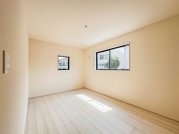 【洋室6.75帖】柔らかな陽光とフローリングの色味が調和した快適な空間。