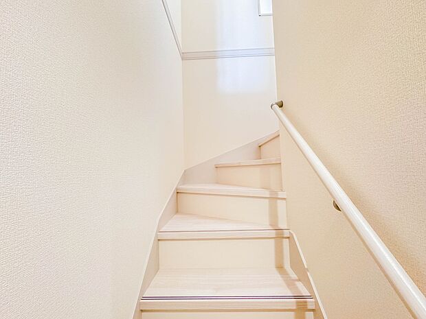 【手すり付階段】手すりがないと階段の昇り降りで危険なことはもちろん、壁に手をつきながら歩くことで壁紙が汚れやすくなります。すべての方に快適に昇り降りしていただくため、手すりを設置しました。