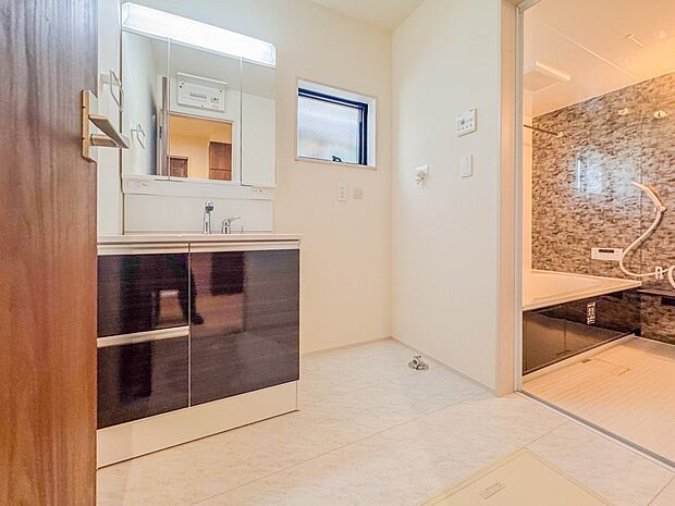 【Laundry space-ランドリースペース】毎日使う洗濯機。しっかりと奥行きのある置き場が確保されています。