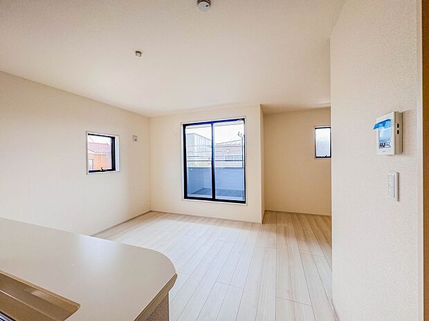 【ダイニングキッチン】会話でホッとコミュニケーションできるリビング。料理でホッとハピネスになるキッチンなど。人をホッとさせる最新設備・仕様を採用しています。