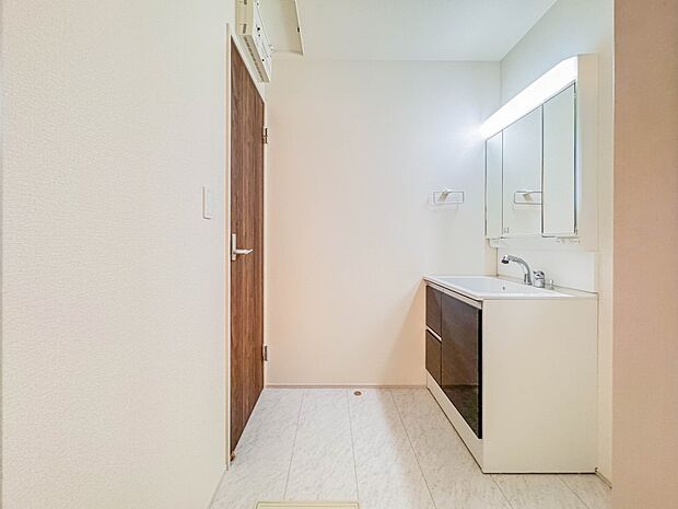 【脱衣所】洗面所は小さなプライベートスペース。歯磨き、洗顔と毎日施す個人空間。