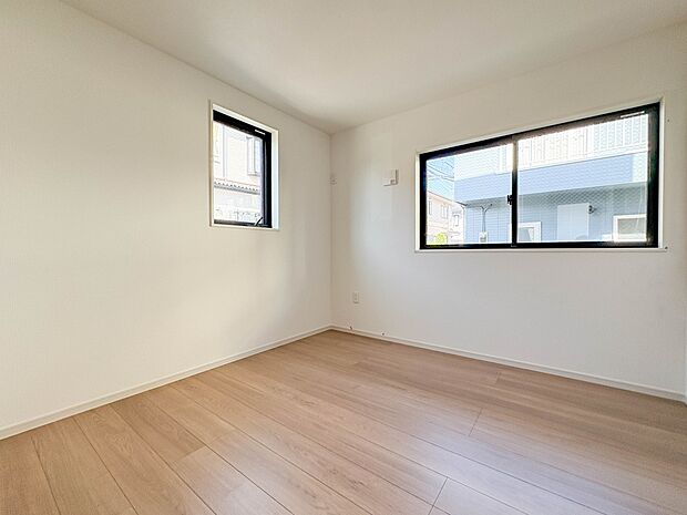 【洋室】お子様のお部屋にぴったりなクロークを備えたフローリング仕様の洋室です。