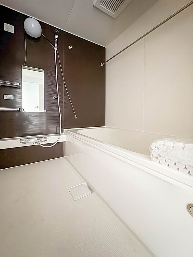 【浴室】 きっとあなたのバスタイムも単なる習慣から特別な時間に変わるはず。一日の汚れとともに疲れを洗い流し、眠りに就く前の大事なリラックスタイムを演出