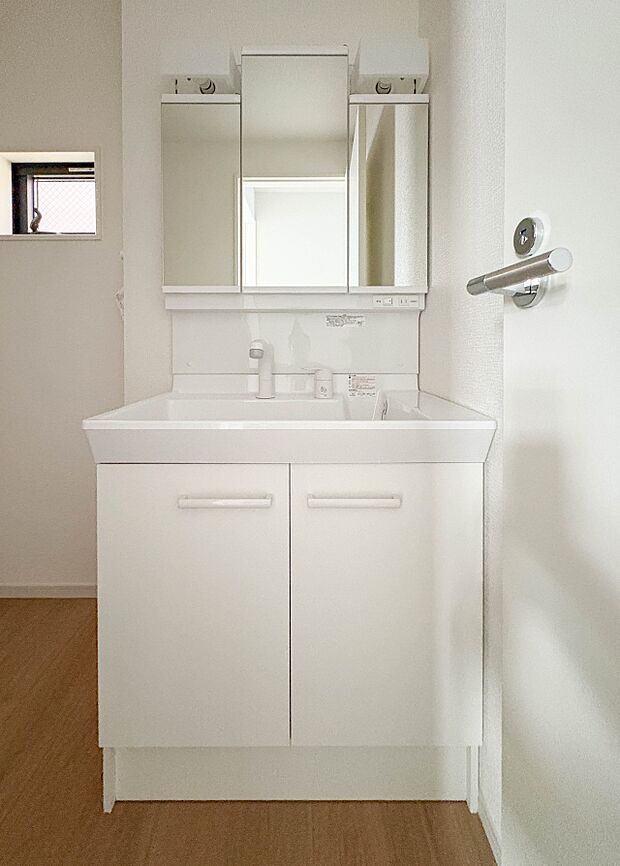 【三面鏡洗面化粧台】  ミラーを手前に引けば、楽な姿勢で髭剃りやメイクができます。合わせ鏡にすればヘアスタイルのチェックもラクラク。洗面化粧台のミラー裏にはたっぷり入る収納スペースを設けてい…