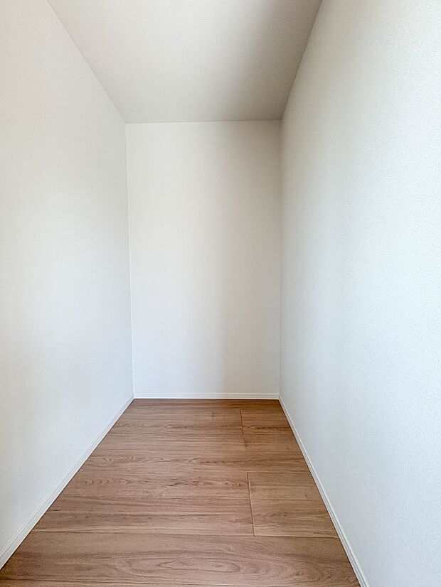 【WIC（ウォークインクローゼット）】何より、中に入れば全ての服が見てわかるので選択しやすいんです。朝の忙しいときなど便利だな〜と思いますよ。一つのスペースで済むって所がいいんですよね。