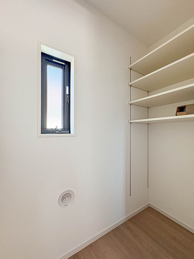 【パントリー（食料庫）】  常温保存できるパン、お米、調味料、缶詰など、日常的に使うものや未開封の食品の収納にぴったり。棚にものを並べて収納すれば、何が足りないのかひと目で確認できます。