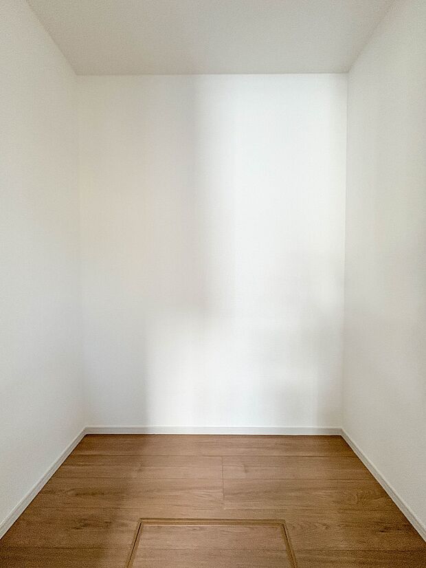 【WIC（ウォークインクローゼット）】  たくさんの洋服をかけてもシワになりにくいウォークインクローゼット。洋服以外にも、普段使わない家電やスーツケース、ストック品など何でも片付く嬉しい空間…