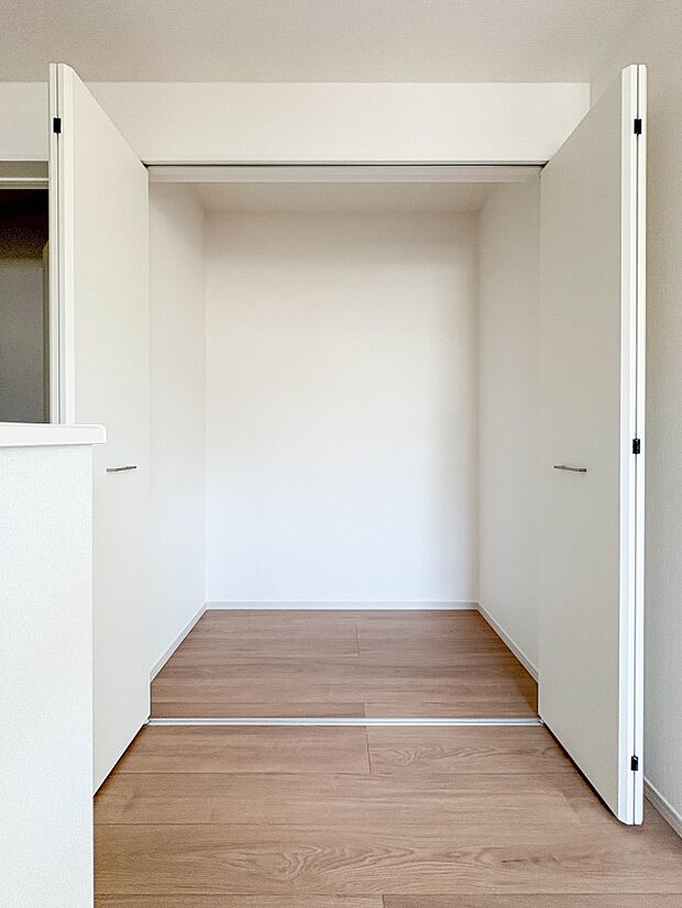 【クローゼット】  壁面クローゼットのメリットは、衣類が横一列に並ぶためひと目で洋服が選びやすいこと。衣類をたくさんお持ちの方も、限られたスペース内に無理なく収納することができます。