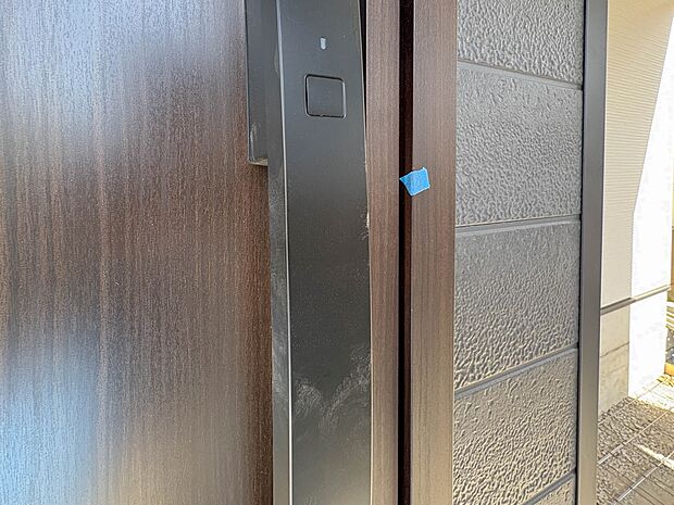 【電子キー】  玄関ドアのカギの開け閉めも、これからは電子錠でスマートに。