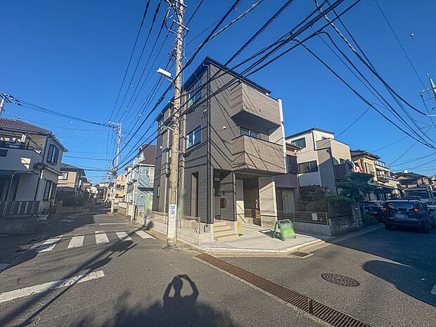 【前面道路】  静かな通りに面した本物件は、落ち着いて暮らすことができます。  閑静な住宅街で比較的車の通りも少ないのでお子様も安心です。