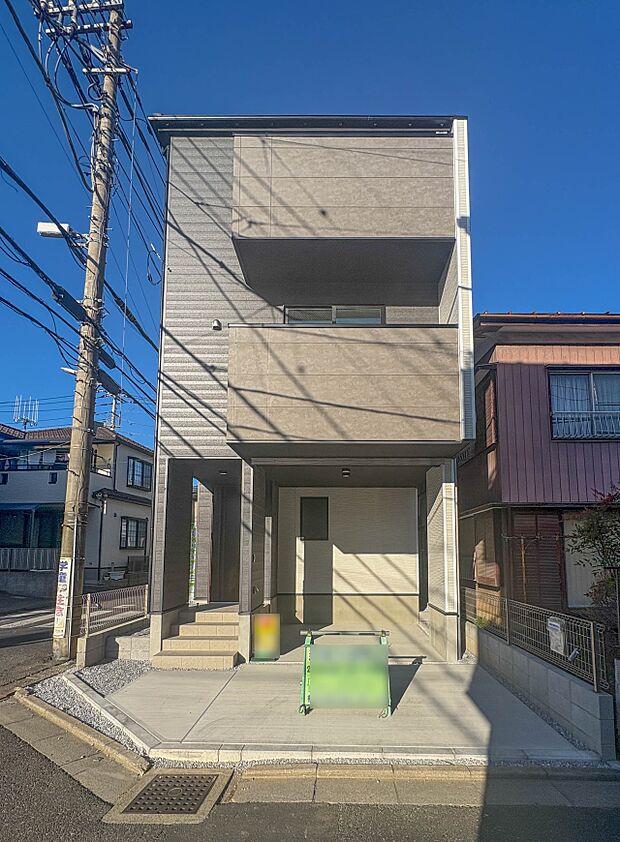 【外観】街の風景に溶けこむシンプルなカタチ。バランスがとれた玄関のハイクォリティなデザイン。存在感あふれる建物の質感。