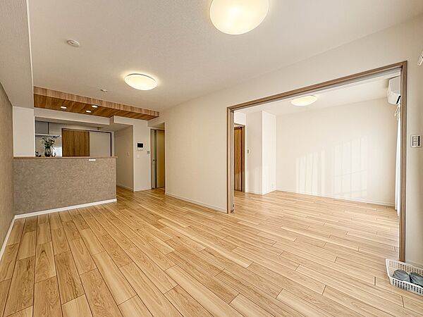 「リビング」通風・採光に優れ、心地よい光と風が溢れています。贅沢で豊かな居住性とプライドを満たすクオリティが見事に調和した住空間。新築ならではの快適なひとときをご体感頂ける筈です。