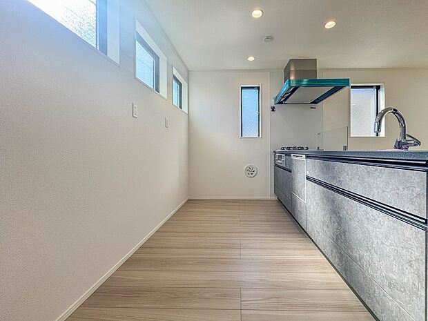 1号棟【カウンターキッチン】リビングにいるお子様と会話をしながら家事ができるカウンターキッチン。いま手があいているか、忙しそうなのか相手の様子を伺いながらコミュニケーションをとる訓練にもなり…